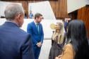 Defensor Público Geral conversa com deputados no Plenário antes do início da sessão solene.