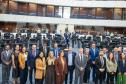 Deputados posam com representantes da Defensoria Pública no plenário da Alep após sessão solene. 