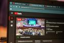 Imagem em que se vê a tela do computador e é possível ver a tela de transmissão ao vivo do evento no YouTube.