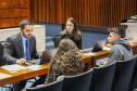 Defensor Público e servidora atendem casal assistido pela DPE-PR em mutirão no Plenarinho da ALEP. 