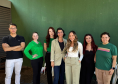 Equipe de atendimento da DPE-PR posa para foto. São 6 mulheres e 1 homem. 