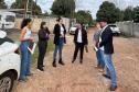 Equipe do NUFURB discute estratégias antes da atuação no território. Seis pessoas conversam em uma rua de barro. 