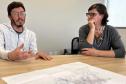 Equipe do NUFURB discute estratégias de atuação. Sobre a mesa se vê um mapa da comunidade. 
