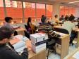 Imagem mostra sala de aula pouco antes do início da prova da segunda fase do quinto concurso para defensoras e defensores públicos do Estado do Paraná. 