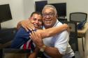Imagem mostra pai idoso e filho jovem adulto se abraçando após a coleta de DNA para reconhecimento de paternidade em Mutirão Meu Pai Tem Nome.