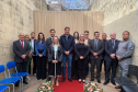 Autoridades posam para foto antes do casamento coletivo na Cadeia Pública de Cornélio Procópio.