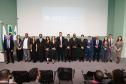Novos defensores e defensoras públicas posam ao lado de representantes da instituição. 