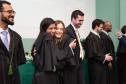 Novas defensoras e defensores públicos confraternizam ao fim da cerimônia de posse.