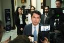 Imagem com foto do deputado Alexandre Curi dando entrevista
