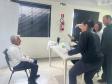 Equipe do Institito de Identificação do Paraná realiza fotografia para carteira de identidade de um homem idoso residente do Perqueno Cotolengo.