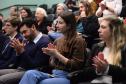 Público presente à posse aplaude discurso do presidente da Associação dos Servidores.