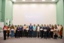 Novos servidores empossados posam para foto com representantes da administração da Defensoria presentes na solenidade. 