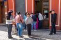 Fila para acessar a sede da Defensoria no início do Mutirão. 