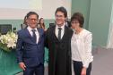 Novo defensor público posa ao lado de familiares. 