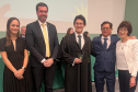 Novo defensor público empossado posa ao lado de representantes da instituição e familiares. 