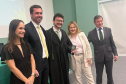 Novo defensor público empossado posa ao lado de representantes da instituição e familiares. 