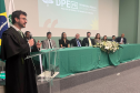 Novo defensor público empossado profere discurso durante a cerimônia de posse. 