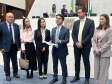 Imagem com a foto de representantes da Defensoria na Assembléia Legislativa do Paraná, junto do deputado Alezandre Curi, para entrega de projeto de Lei