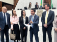 Imagem com a foto de representantes da Defensoria na Assembléia Legislativa do Paraná, junto do deputado Alezandre Curi, para entrega de projeto de Lei