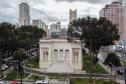Imagem aérea do edifício histórico da Câmara Municipal de Curitiba.