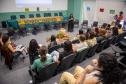 Foto mostra o auditório da DPE-PR com lideranças indígenas e representantes da Defensoria Pública discutindo os dados apresentados pelo observatório de violência contra a mulher indígena. 