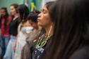 Mulheres indígenas rezam pelas suas ancestrais durante o evento de 1 ano do observatório de violência contra as mulheres indígenas do Paraná. 