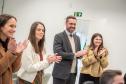 O Defensor Público Geral e a equipe aplaudem o resultado. 