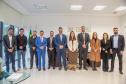 Comissão eleitoral e equipe do gabinete posam ao final da apuração. 