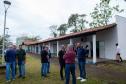 Imagem mostra o espaço onde está instalada a sede da DPE-PR. A frente aparecem pessoas que vieram para a inauguração. 