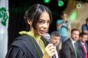 Defensora empossada faz discurso de agradecimento durante a posse.