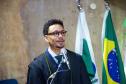 Defensor empossado faz discurso de agradecimento durante cerimônia. 