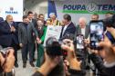 Governador Ratinho Júnior decerra a placa de inauguração da Unidade do Poupa Tempo inaugurada hoje. 