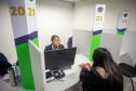 Cidadã realiza atendimento em unidade do Poupa Tempo inaugurada pelo Governo do Paraná. 