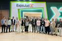 Defensores e Servidores da DPE-PR posam em frente à entrada do EXPOJUD 2025.