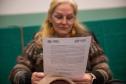 A coordenadora da Rede Professora Rita, da UFPR, lê  documento apresentado pela Defensoria. 