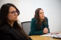A segunda subdefensora Thaisa fala durante a reunião de captação de recursos. 