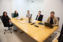Equipe da captação de recursos sentados a uma mesa de reuniões. 