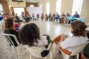 Reunião de autoridades e representantes da comunidade em Guaraqueçaba. 