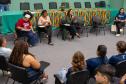 Imagem mostra público e alguns palestrantes do curso. 