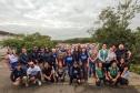 A equipe do Aproxima posa para foto na doca em Paranaguá, antes de ir para Guaraqueçaba. 