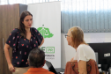 A defensora pública Mariana Montovani recebe uma senhora idosa no Mutirão do Concilia em Guaíra. 