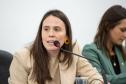 A segunda subdefensora geral Thaisa Oliveira discursa durante a inauguração. 