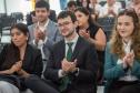 Público presente aplaude os discursos.