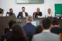 Em primeiro plano o público de costas e à frente autoridades presentes na inauguração. 