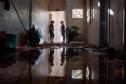 Imagem mostra os estragos causados pelo tornado no interior da escola da APAE. 