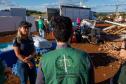 Imagem mostra defensor público de costas em reunião com equipe da APAE, uma das escolas atingidas pelo tornado.