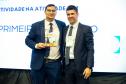 Premiados recebem os troféus 