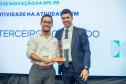 Premiados recebem os troféus 