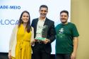 Premiados recebem os troféus 