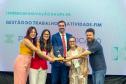 Premiados recebem os troféus 